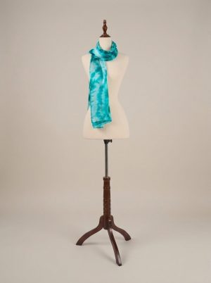 Bích Lam - Khăn Lụa Tơ Tằm rủ nhẹ trên khung cửi như làn nước xanh