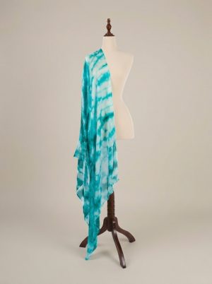 Bích Lam - Khăn Lụa Tơ Tằm rủ nhẹ trên khung cửi như làn nước xanh