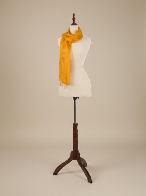 Khăn choàng lụa Thu màu vàng rực rỡ