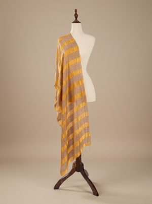 Khăn Lụa Đũi Hổ Phách và Khói Trầm