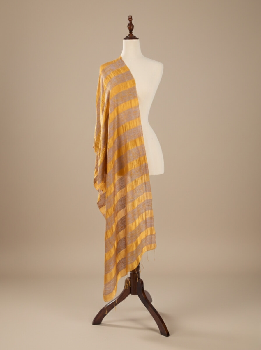 Khăn Lụa Đũi Hổ Phách và Khói Trầm