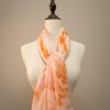 khăn lụa tơ tằm Mây Cam với kỹ thuật nhuộm loang thủ công