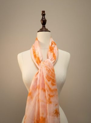 khăn lụa tơ tằm Mây Cam với kỹ thuật nhuộm loang thủ công