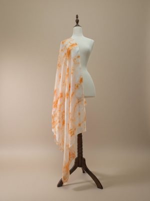 khăn lụa tơ tằm Mây Cam với kỹ thuật nhuộm loang thủ công