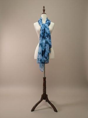 Khăn lụa tơ tằm Vân Sắc Lam Hải - món quà tặng sang trọng và tinh tế.