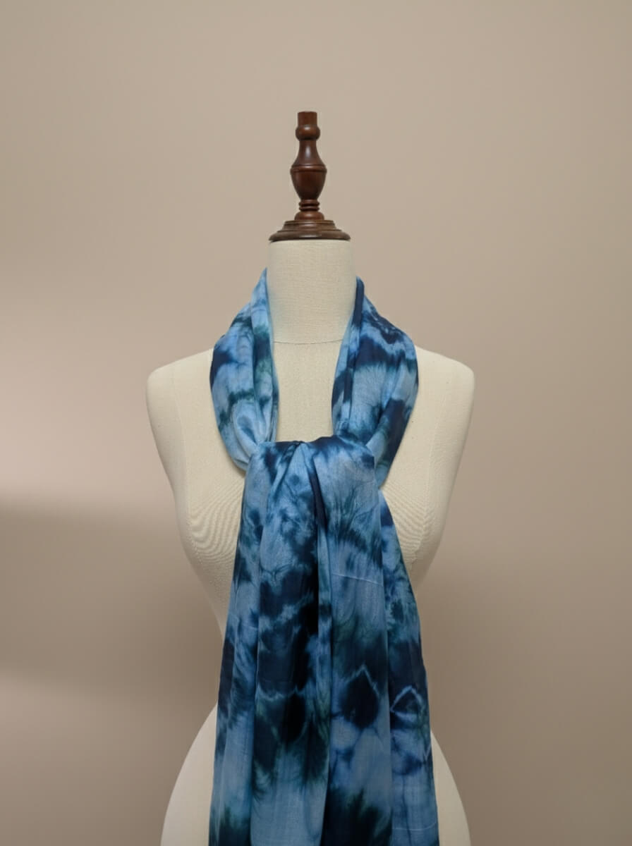 Khăn lụa tơ tằm Vân Sắc Lam Hải - món quà tặng sang trọng và tinh tế.