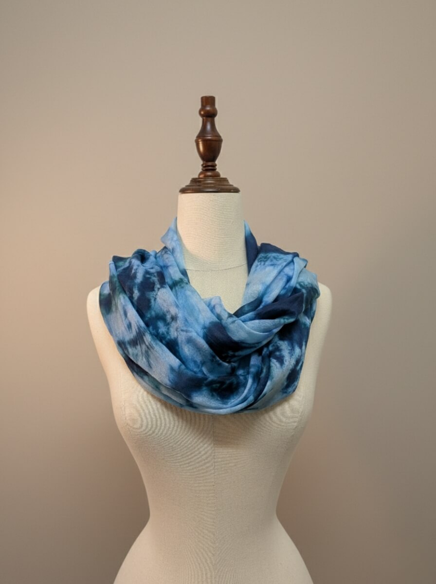 Khăn lụa tơ tằm Vân Sắc Lam Hải - món quà tặng sang trọng và tinh tế.