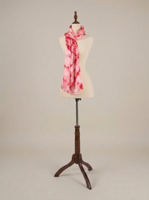 chiếc khăn lụa tơ tằm Yên Hoa nhuộm loang màu đỏ hồng tinh tế