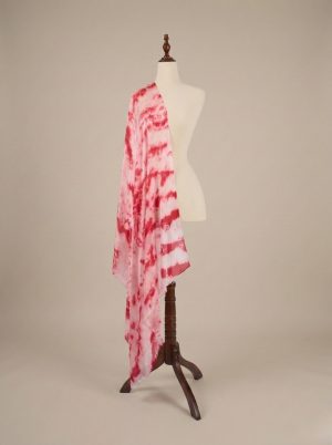 chiếc khăn lụa tơ tằm Yên Hoa nhuộm loang màu đỏ hồng tinh tế