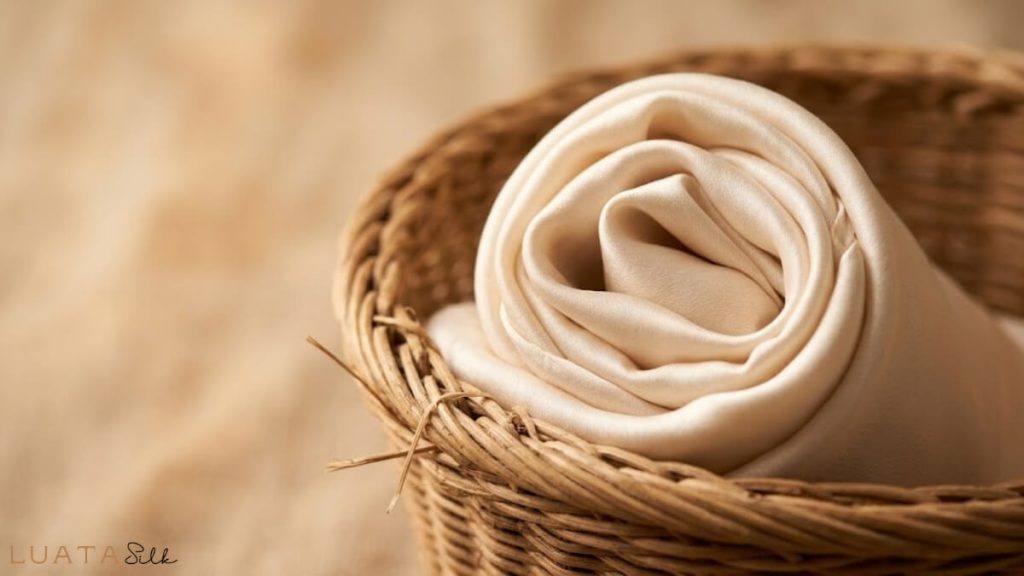 Khăn Lụa Tặng Phụ Nữ Sau Sinh | Cái Ôm Dịu Dàng Sưởi Ấm Bờ Vai