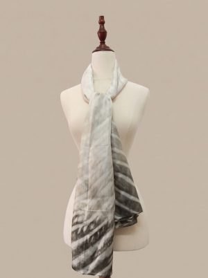 Khăn choàng lụa tơ tằm Huyền Sương nhuộm loang thủ công mộc mạc tại Luata Silk